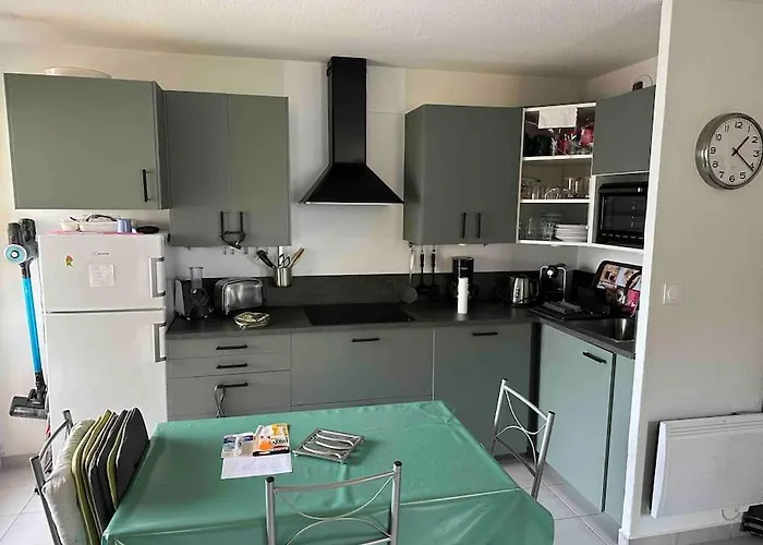 Face A La En Roussillon Apartamento *